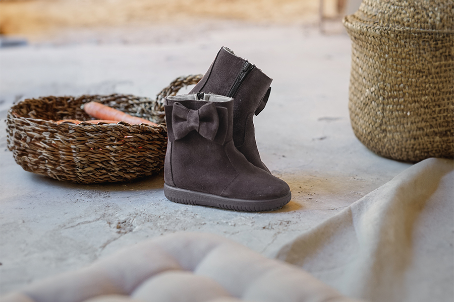 Girls suede boots with big side bow