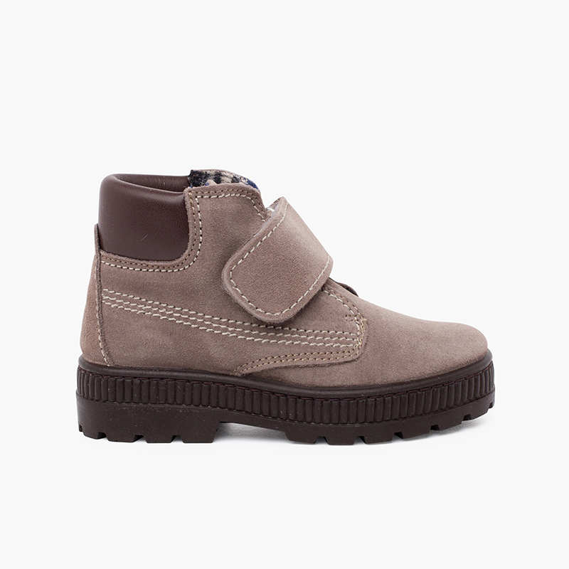 Track sole boots with adherent closure stitching Grey