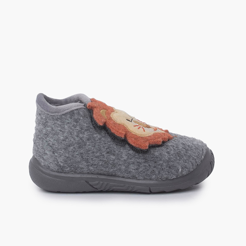 Slippers first steps animals Lion