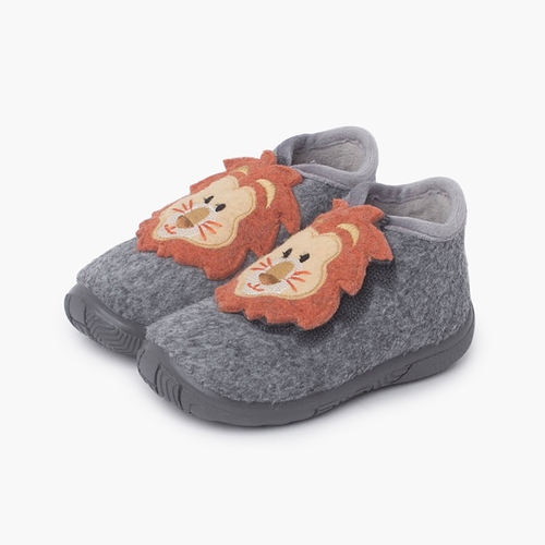 Slippers first steps animals Lion