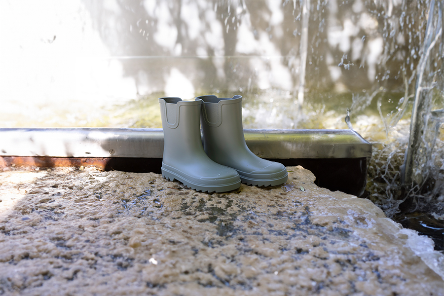 Barefoot wide Chelsea-style wellies