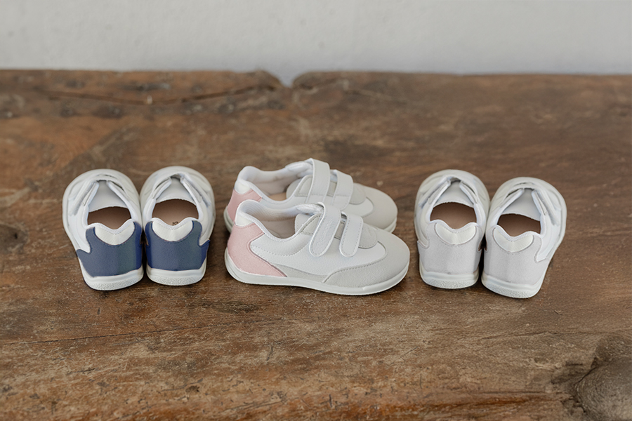 Minimalist sport trainers coloured heel counter