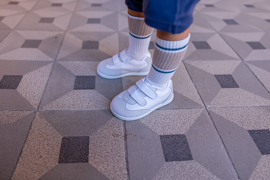 Minimalist sport trainers coloured heel counter