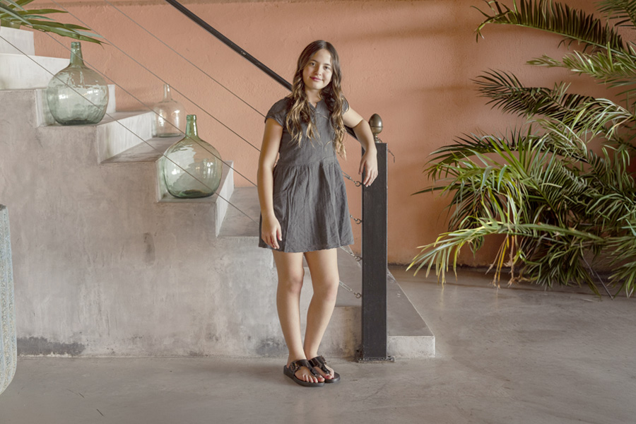 Extra light shiny toe-post sandals women