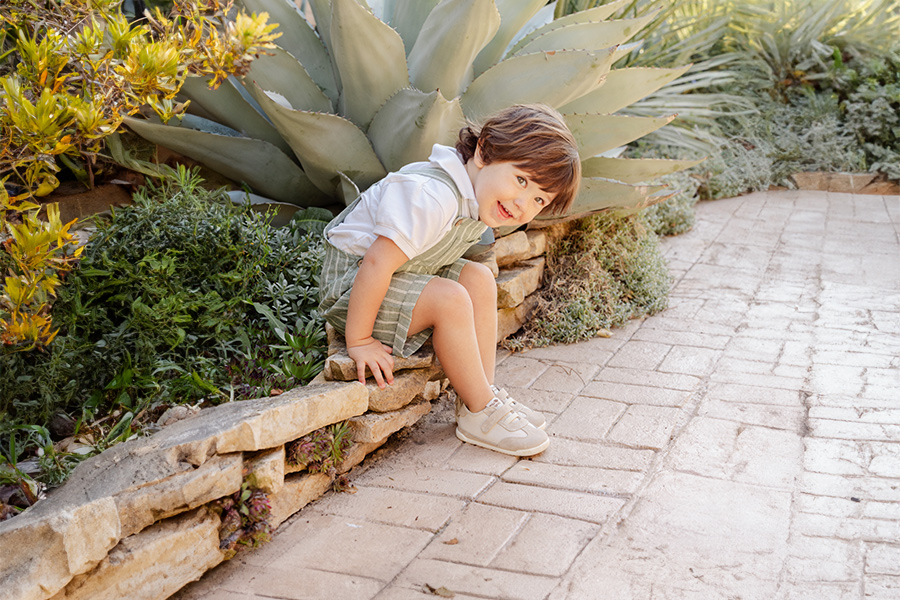 Barefoot trainers elastic laces and hook-and-loop