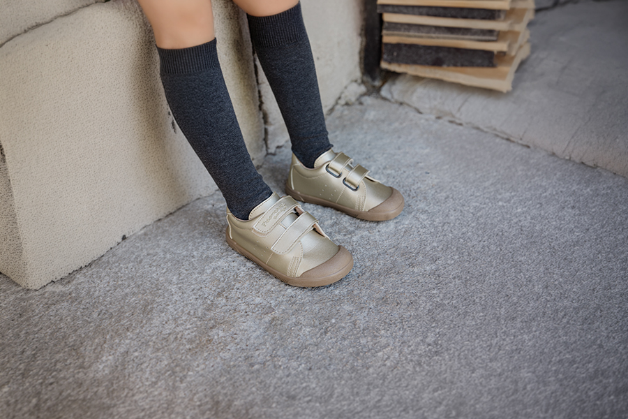 Metallic colours leather-effect barefoot trainers
