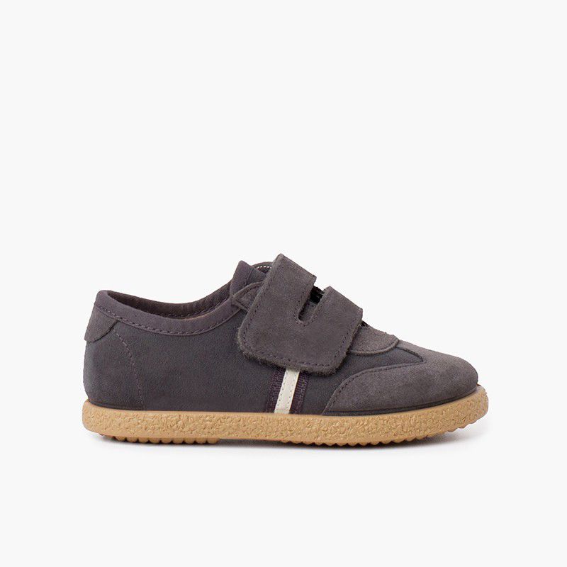Kids shoes front closure with adherent strap