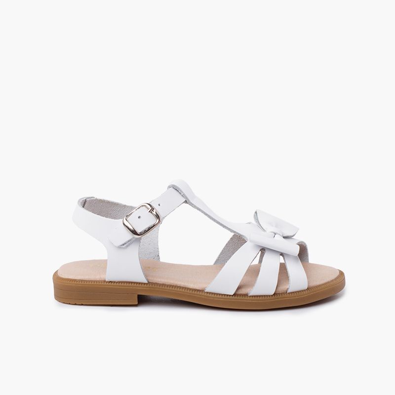 Girl leather sandal with buckle closure