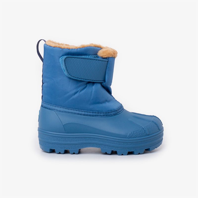 Shearling apreski style boots with adherent closure