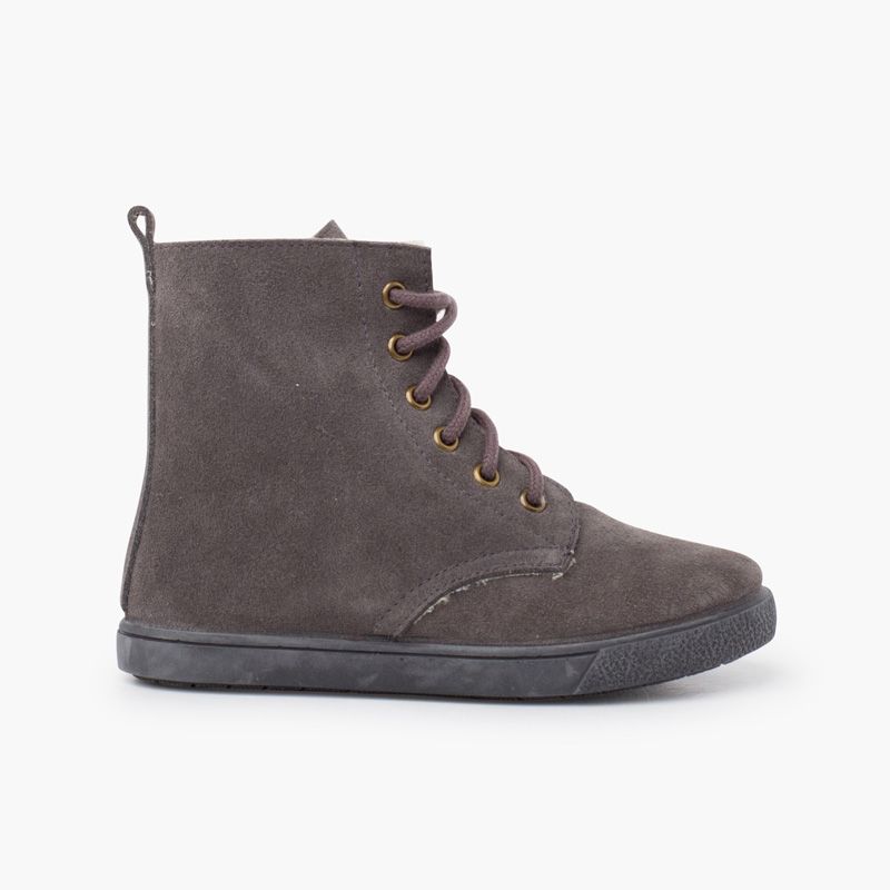 Shearling boot with side zipper laces