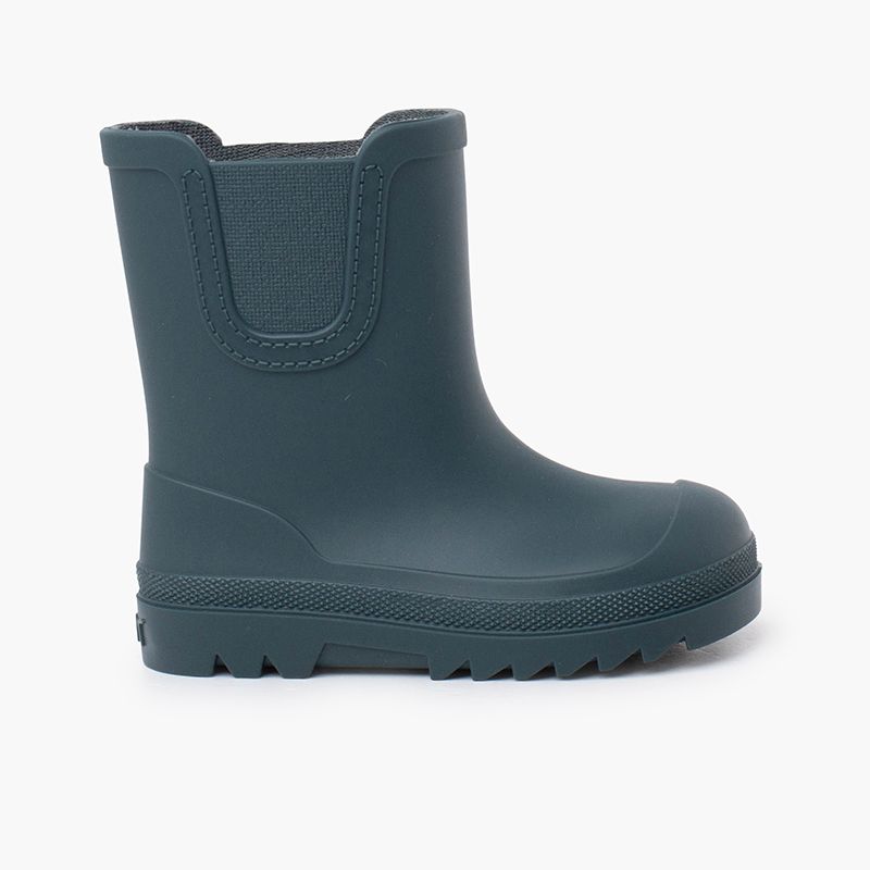 Barefoot wide Chelsea-style wellies