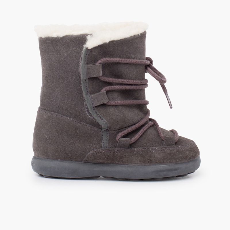 Shearling boots with sticky closure