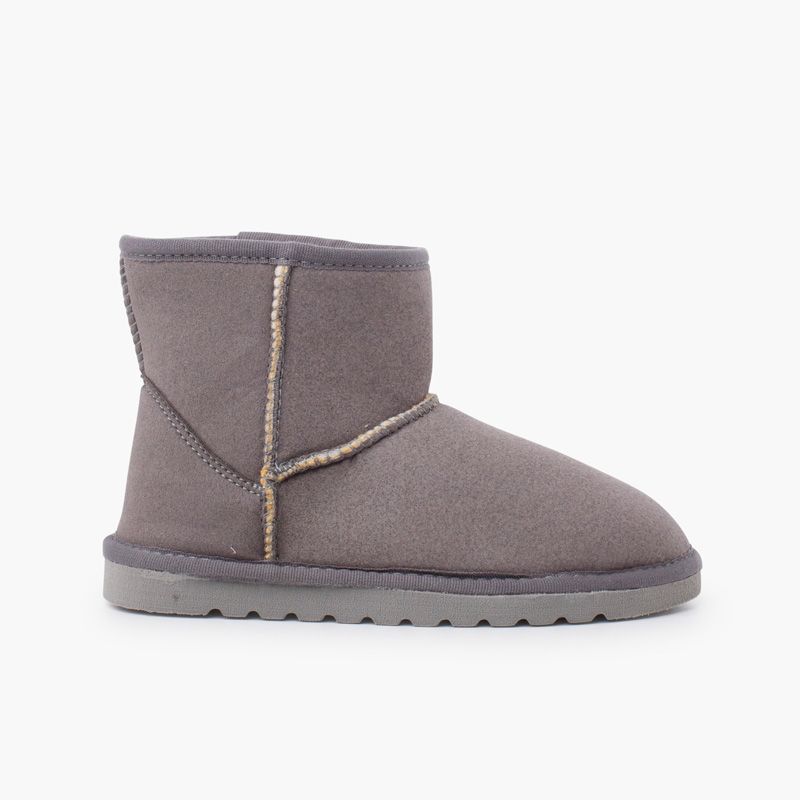 Low boots Australian type woman and children