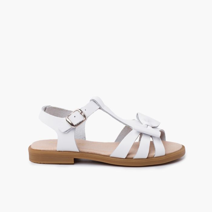 Girl leather sandal with buckle closure