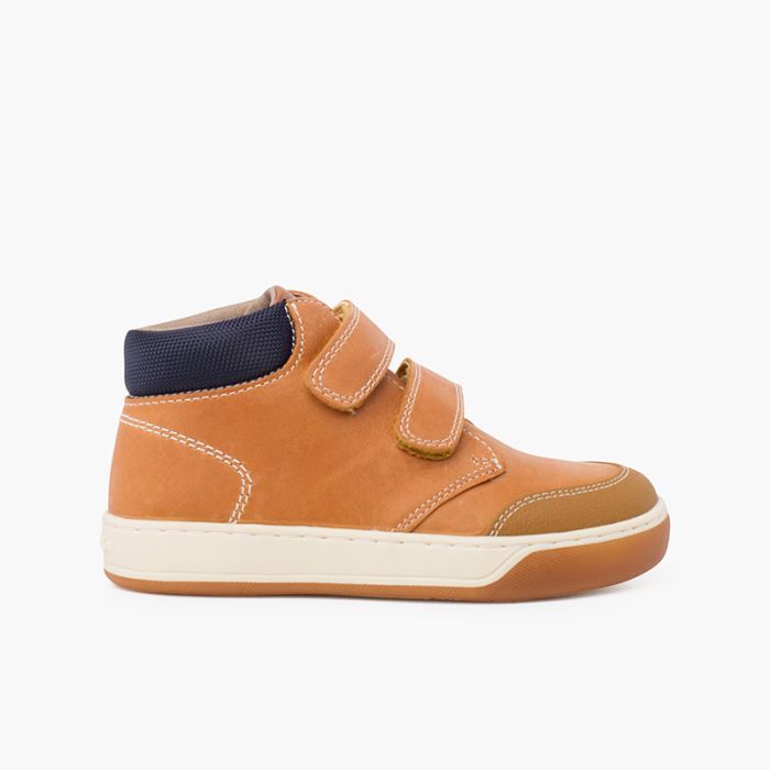 Garvalín casual boot with adherent closure