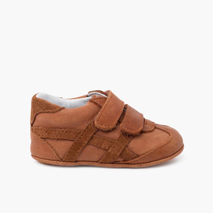 Sport baby shoe with adherent closures