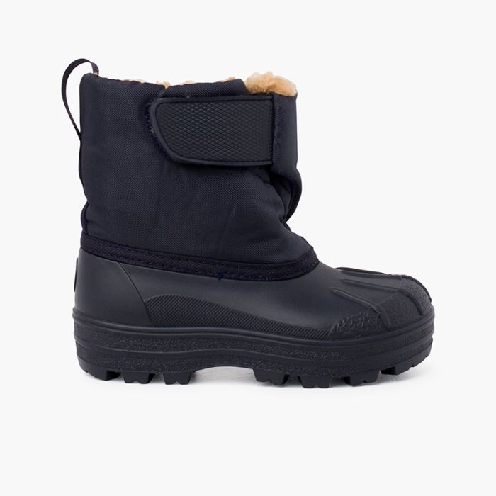 Shearling apreski style boots with adherent closure