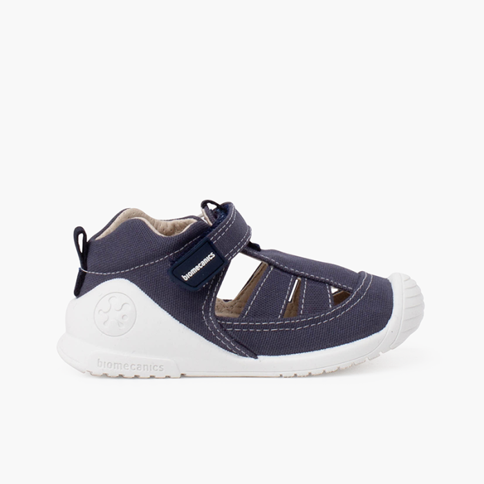 Sportive sandals with toe cap and riptape fastening