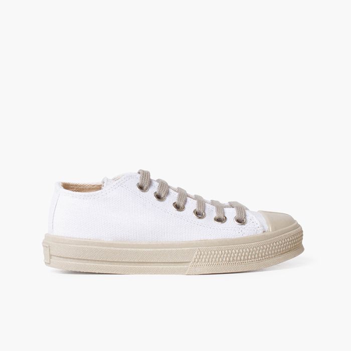White trainers with toe cap and coloured laces