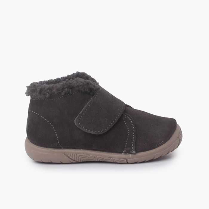 Boot with lamb's wool collar and pull-on strap
