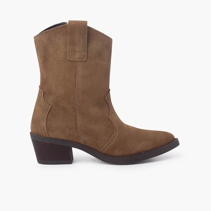 Country style suede boots