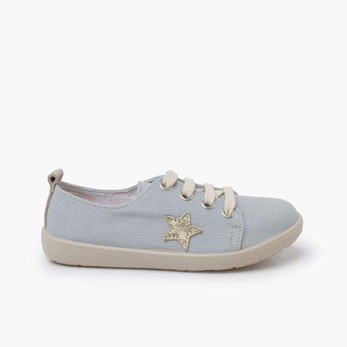 Canvas trainers star