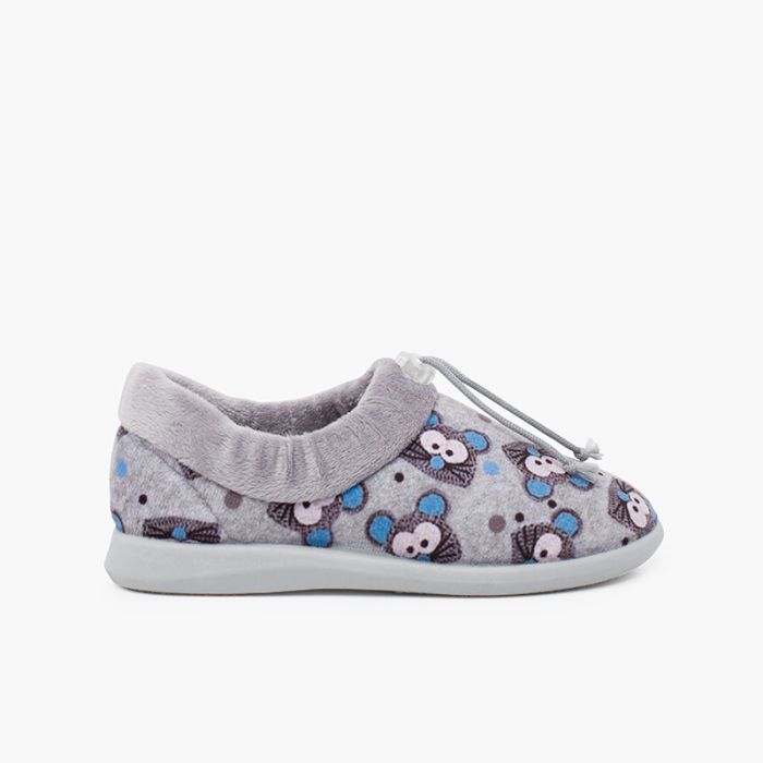 Adjustable slippers house mice
