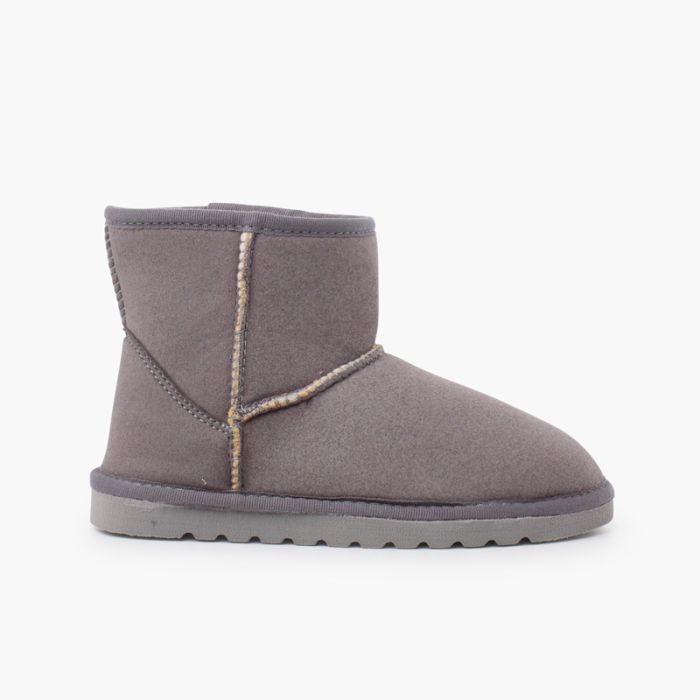 Low boots Australian type woman and children