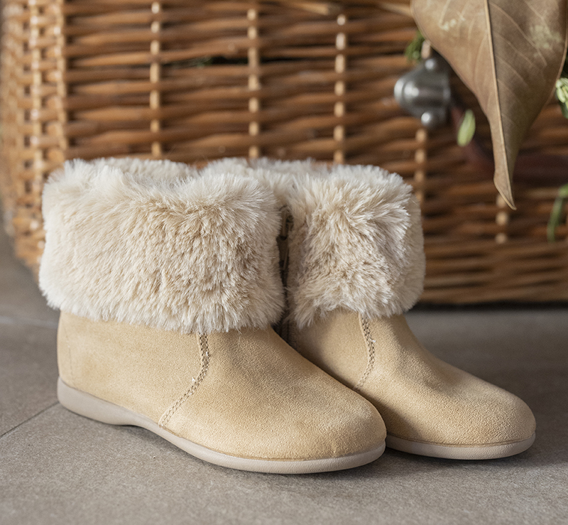 Faux fur collar boots